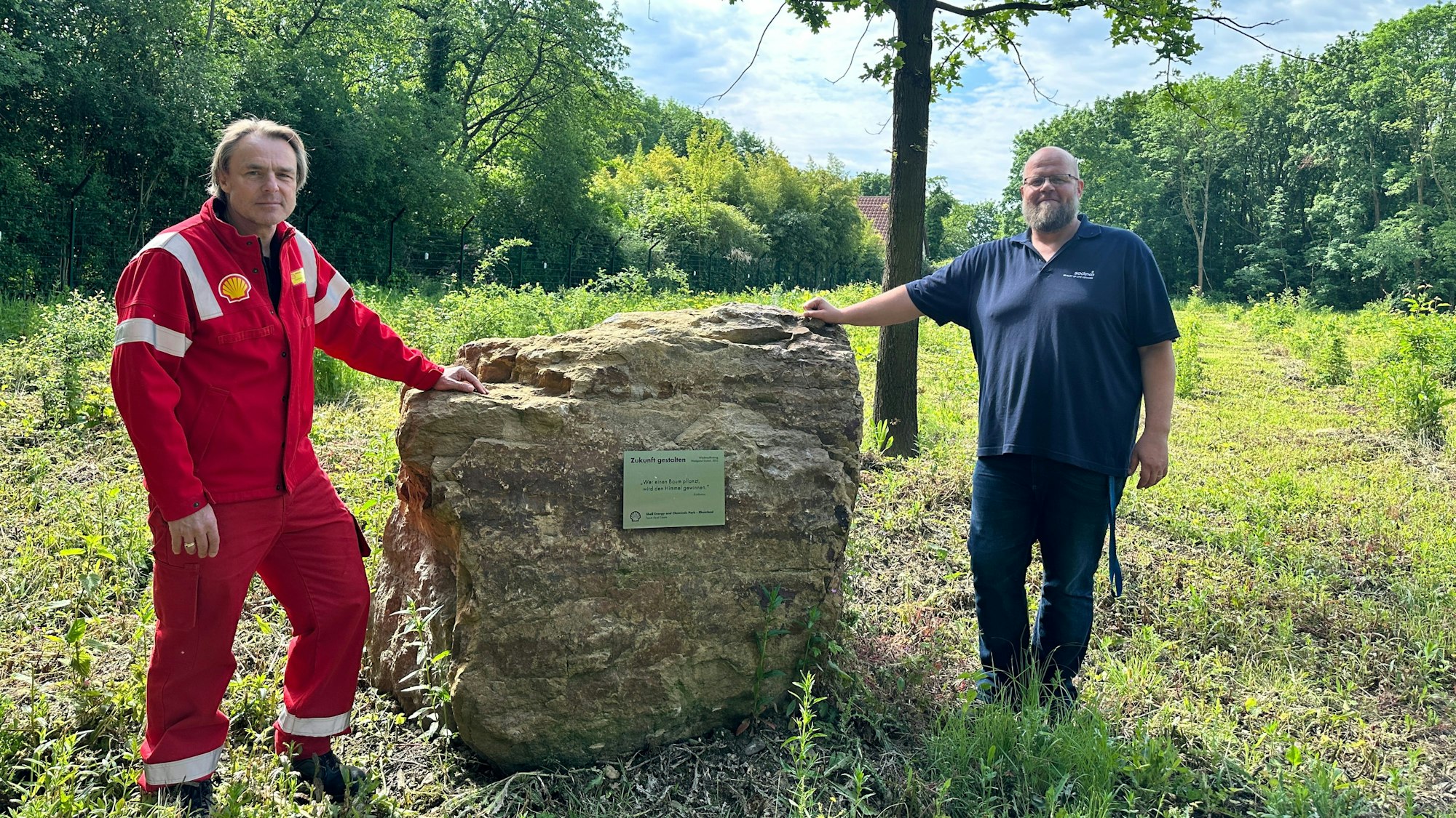 Eine Eiche und ein Findling erinnern an die Wiederaufforstung auf dem Shell Gelände. Von links: Constantin von Hoensbroech (Shell) und Gartenlandschaftsbaumeister Helge Schmale.