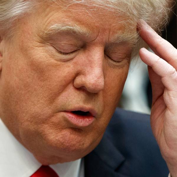 Donald Trump kann die Aussagen des Kronzeugen Michael Cohen offenbar nur mit geschlossenen Augen ertragen. US-Medien mutmaßten gar, der Ex-Präsident sei während des Prozesses eingeschlafen. (Symbolbild)
