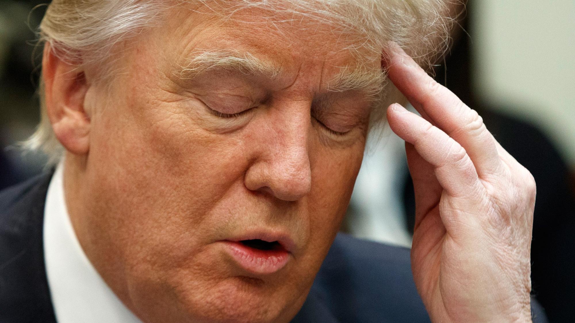 Donald Trump kann die Aussagen des Kronzeugen Michael Cohen offenbar nur mit geschlossenen Augen ertragen. US-Medien mutmaßten gar, der Ex-Präsident sei während des Prozesses eingeschlafen. (Symbolbild)