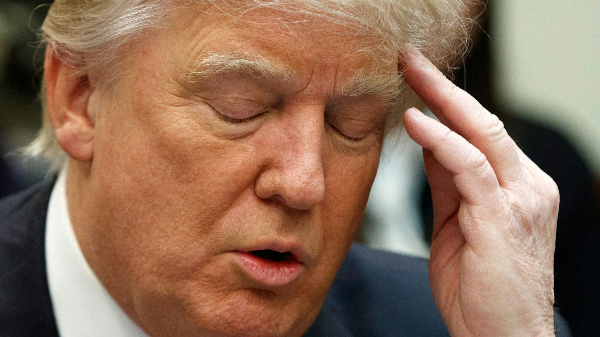 Donald Trump kann die Aussagen des Kronzeugen Michael Cohen offenbar nur mit geschlossenen Augen ertragen. US-Medien mutmaßten gar, der Ex-Präsident sei während des Prozesses eingeschlafen. (Symbolbild)