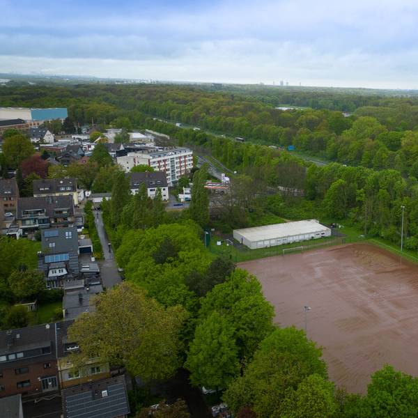 Das Luftbild zeigt den Tennenplatz in Efferen, im Hintergrund die Autobahn 4 und den Grüngürtel.