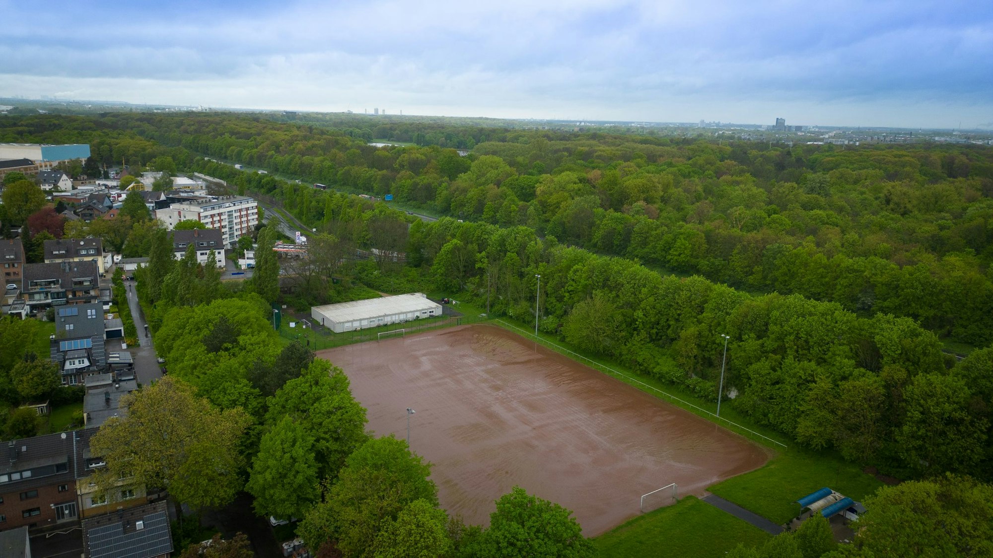 Das Luftbild zeigt den Tennenplatz in Efferen, im Hintergrund die Autobahn 4 und den Grüngürtel.
