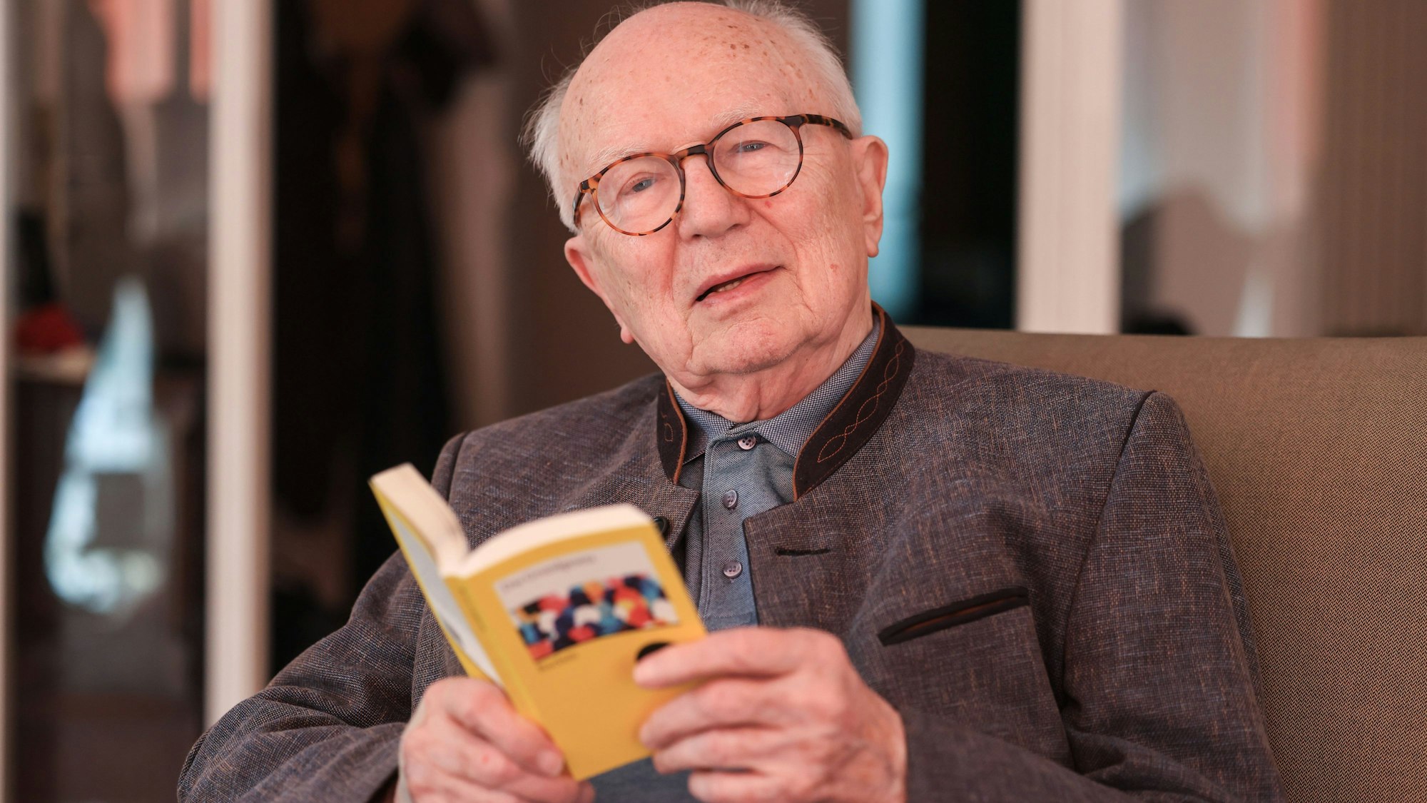 Bonn: Friedrich Nowottny, deutscher Fernsehjournalist, Intendant des WDR und Moderator der ARD-Reihe „Bericht aus Bonn“, sitzt in seiner Wohnung.