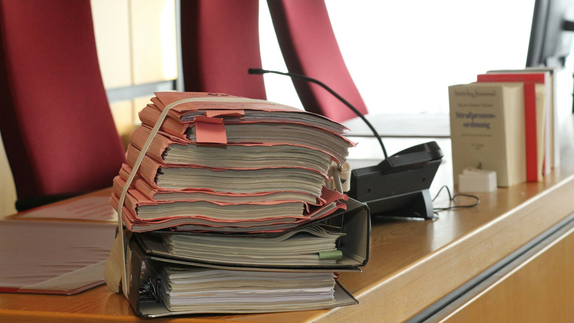 Akten liegen auf dem Tisch eines Richters.