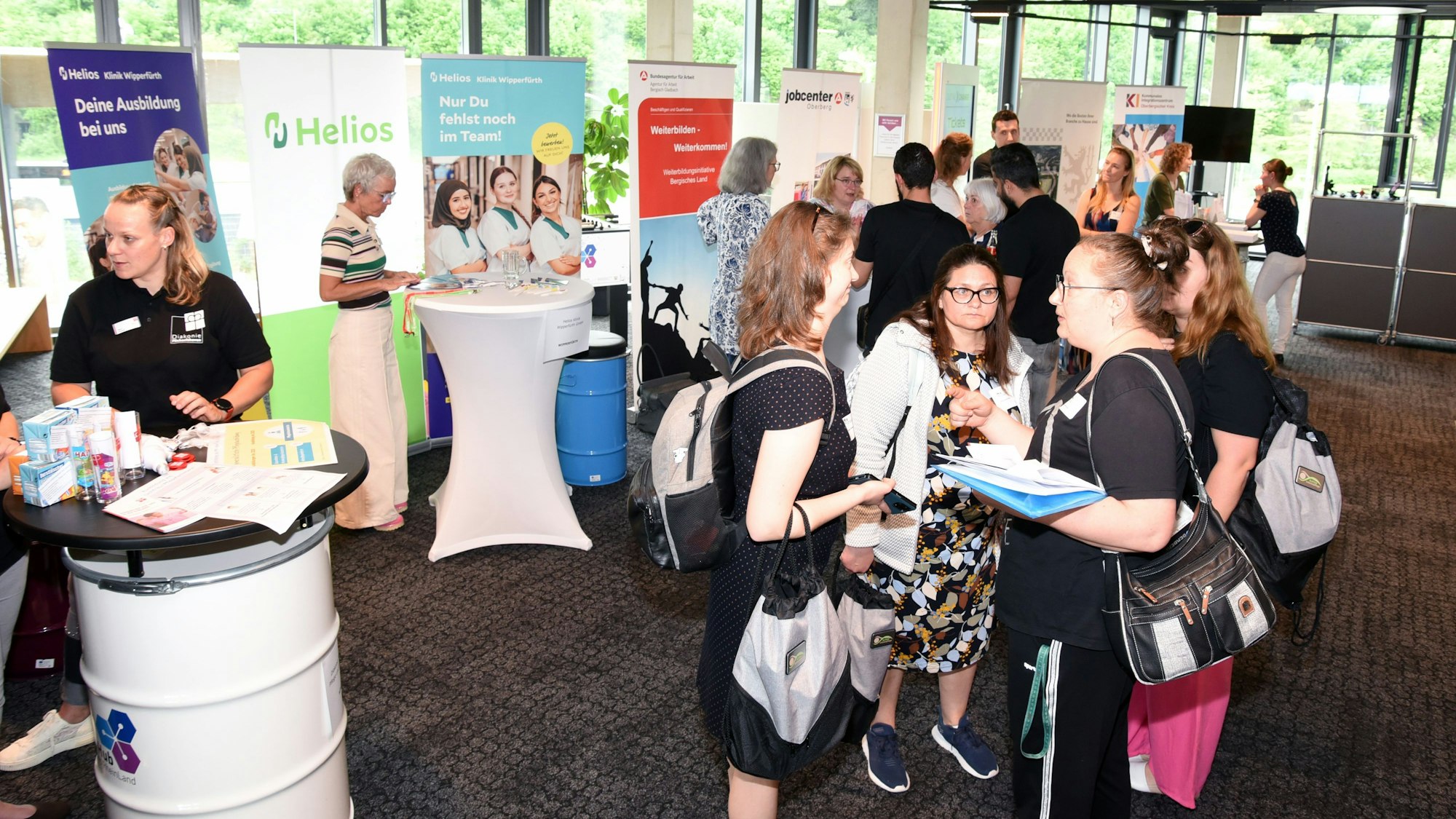 Mehrere Personen stehen an einem Informationsstand.