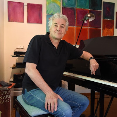 Ein Mann sitzt am Flügel.