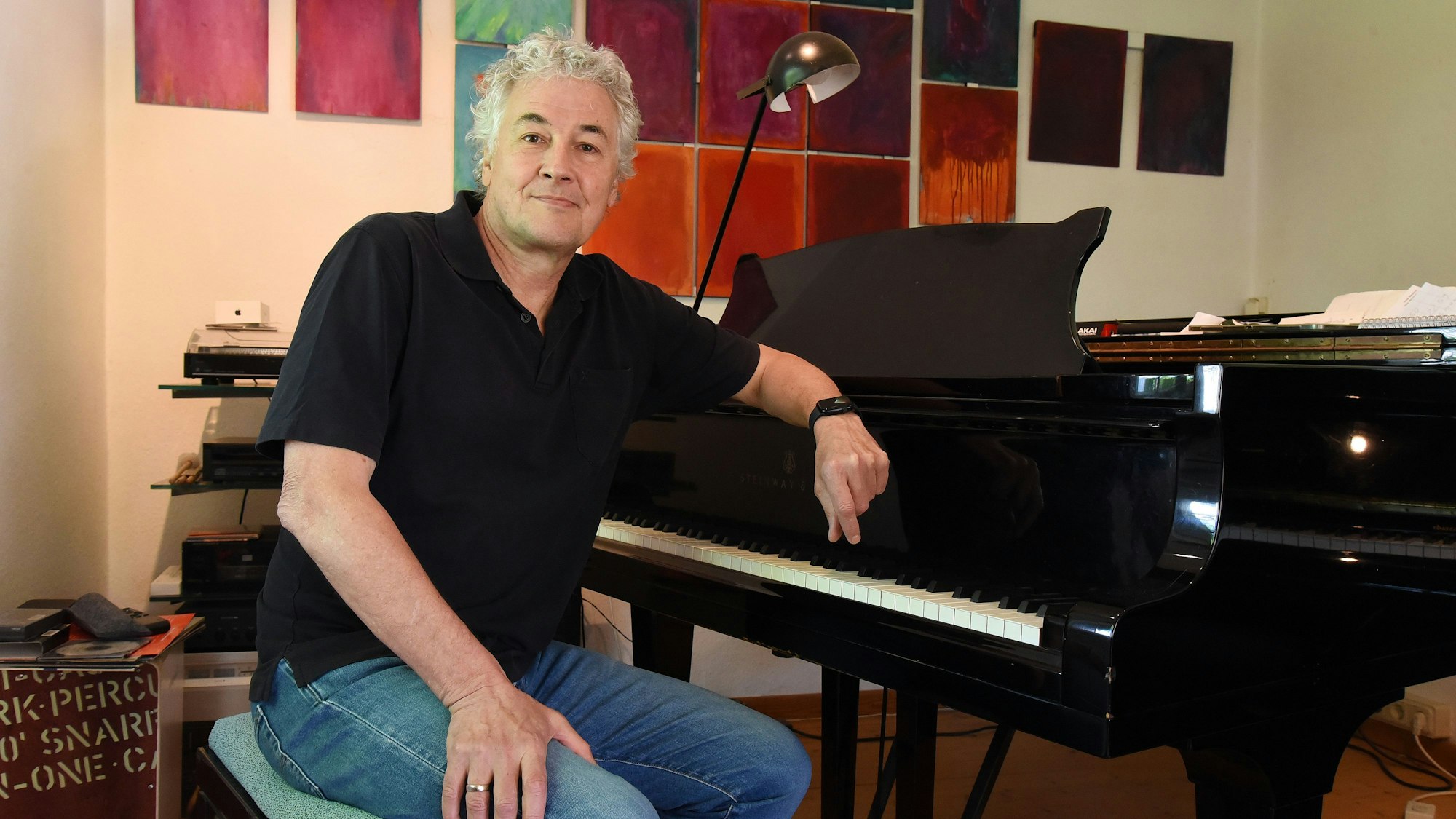 Ein Mann sitzt am Flügel.