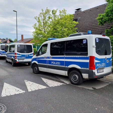 Polizeiwagen an der Hans Dietrich Genscher-Schule.