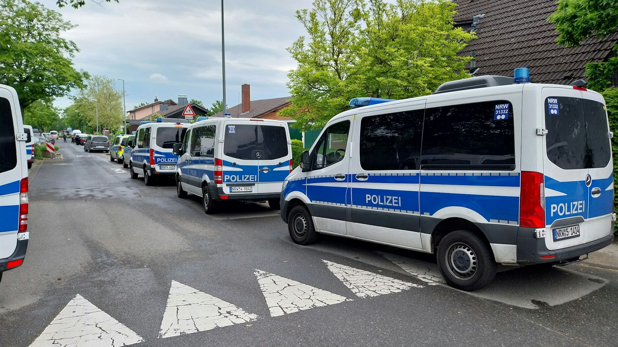 Polizeiwagen an der Hans Dietrich Genscher-Schule.