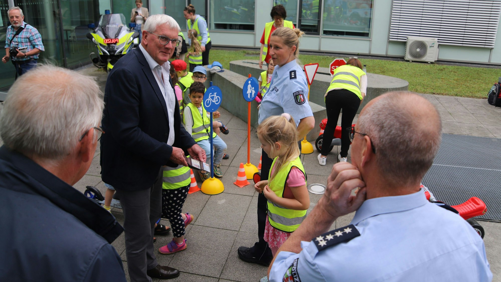 Landrat Sebastian Schuster (2.v.l.) zeigte den Kindern der Einrichtung „Deichhausküken“ seinen Polizeiausweis.