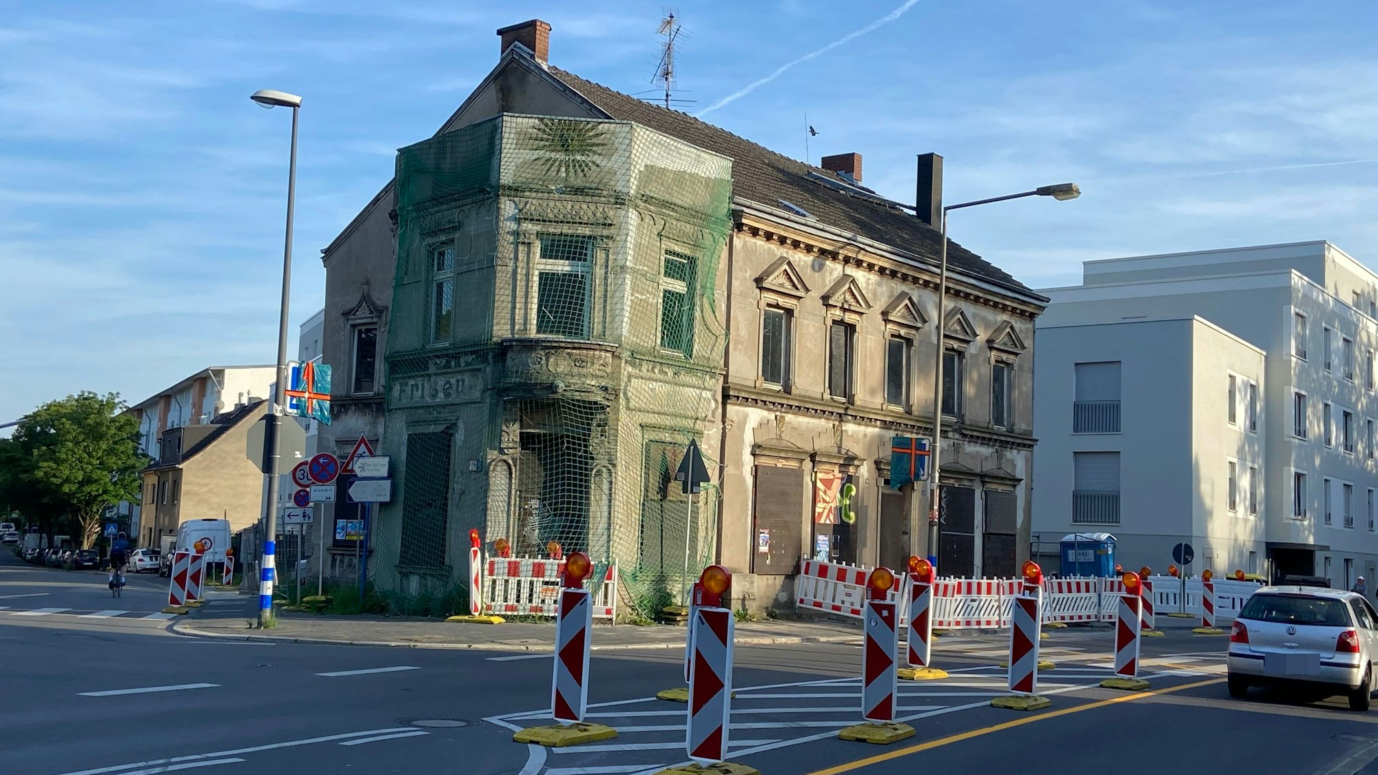 GAG und Stadt sind uneins über Erhalt oder Nachbau der Fassade - Historisches Gebäude verfällt derweil weiter