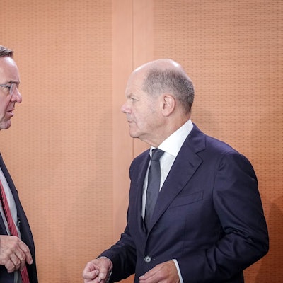 Boris Pistorius könnte im Streit um den Wehretat die Hilfe von Bundeskanzler und Parteikollege Olaf Scholz gebrauchen, der allerdings unterstützt diesen zumindest öffentlich bislang nicht. (Archivbild)