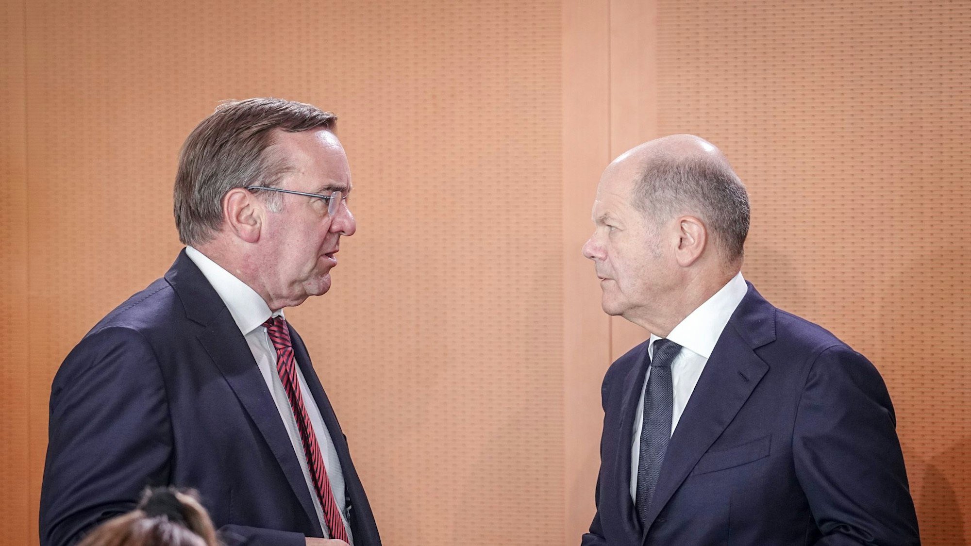 Boris Pistorius könnte im Streit um den Wehretat die Hilfe von Bundeskanzler und Parteikollege Olaf Scholz gebrauchen, der allerdings unterstützt diesen zumindest öffentlich bislang nicht. (Archivbild)