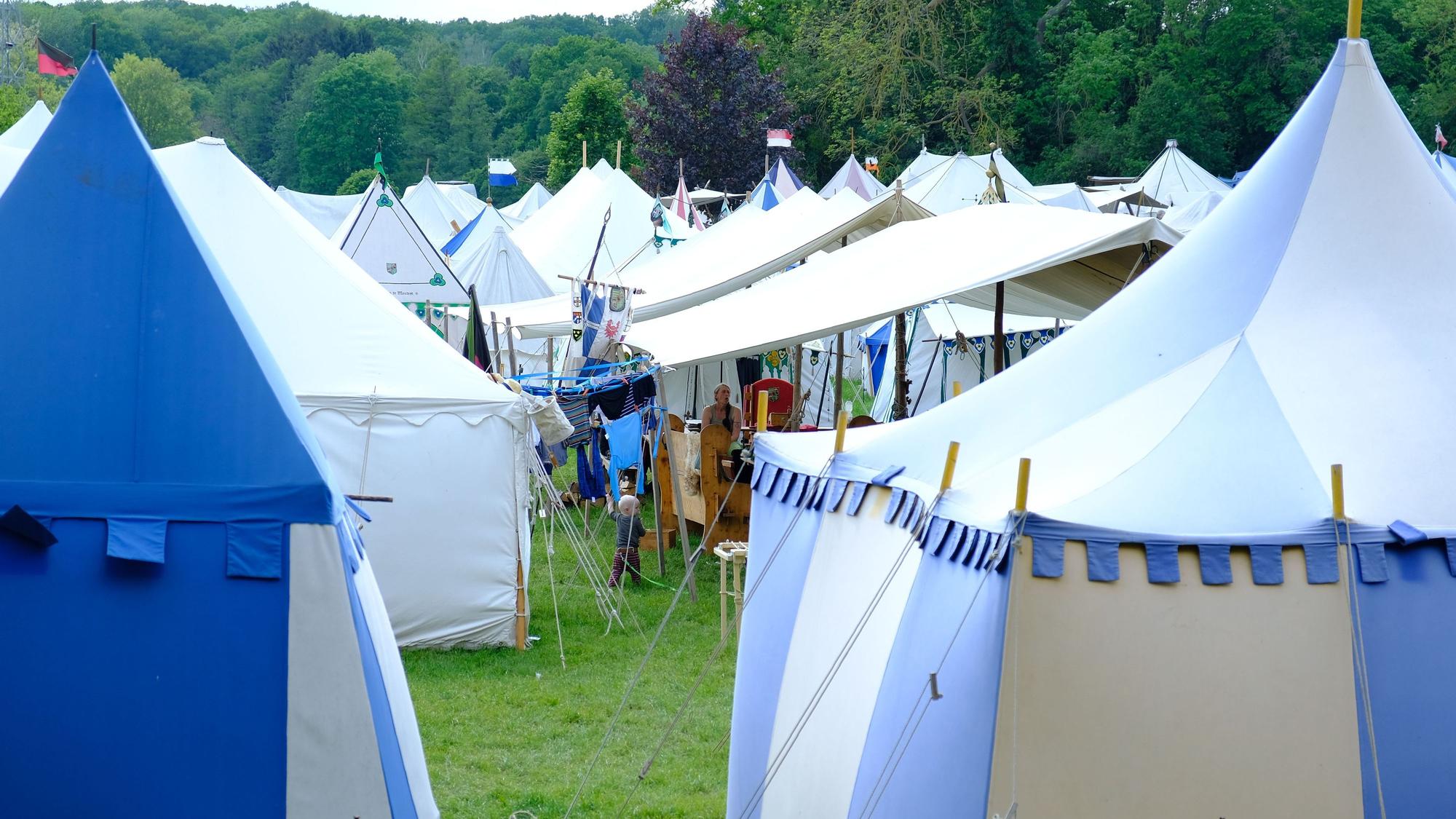 Auf dem Gelände der Burg Satzvey stehen zahlreiche Zelte, die ein mittelalterliches Lager darstellen sollen.