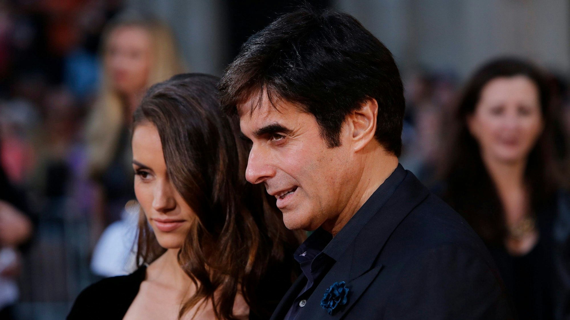 David Copperfield mit seiner Begleitung Chloe Gosselin auf dem roten Teppich.
