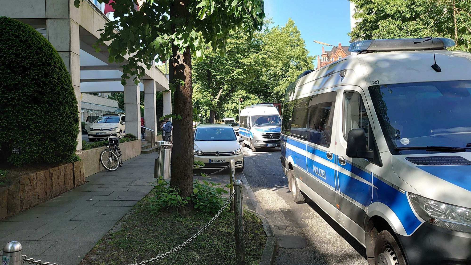 Mehrere Polizeifahrzeuge stehen vor dem Hotel Grand Elysée in Hamburg. Das LKA hat das Gebäude im Zusammenhang mit dem Sorgerechtsstreit um die Kinder von Steakhouse-Erbin Christina Block umstellt.