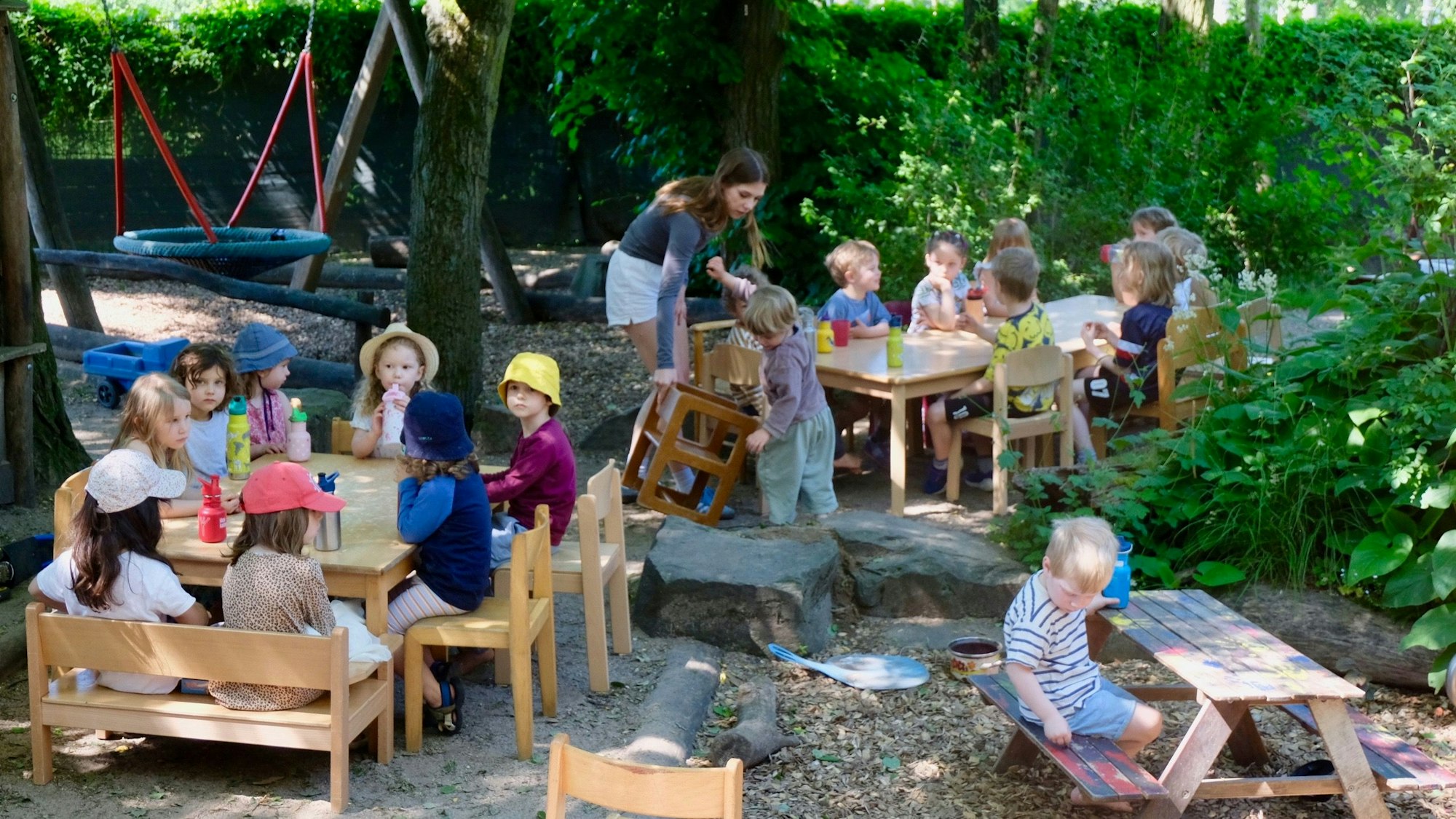 Kinder im Außenbereich des Universitätskindergarten.
