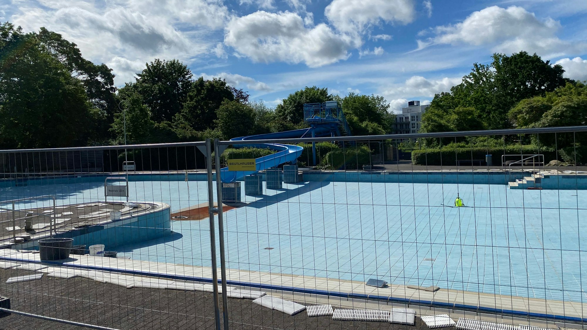 Die Bauarbeiten am Nichtschwimmerbecken mit Rutsche im Hallenfreizeitbad dauern an.