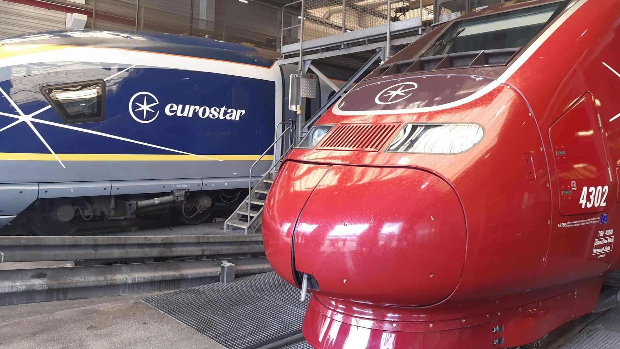 Eurostar-Züge im neuen Design in einer Werkstatt.