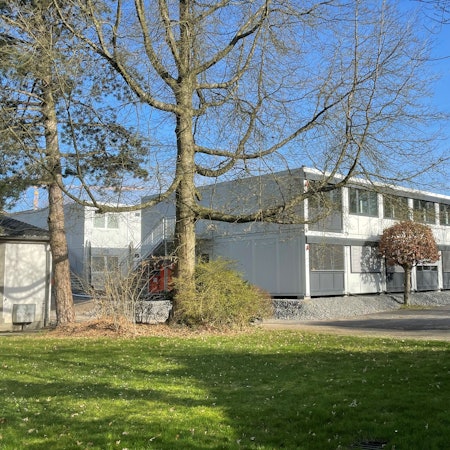 Die Container für Geflüchtete auf dem Parkplatz neben der kleinen Turnhalle.
