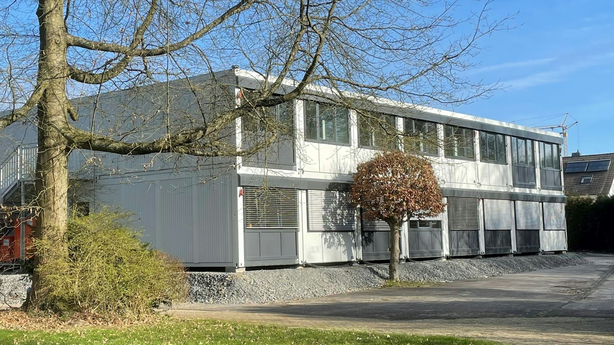 Die Container für Geflüchtete auf dem Parkplatz neben der kleinen Turnhalle.