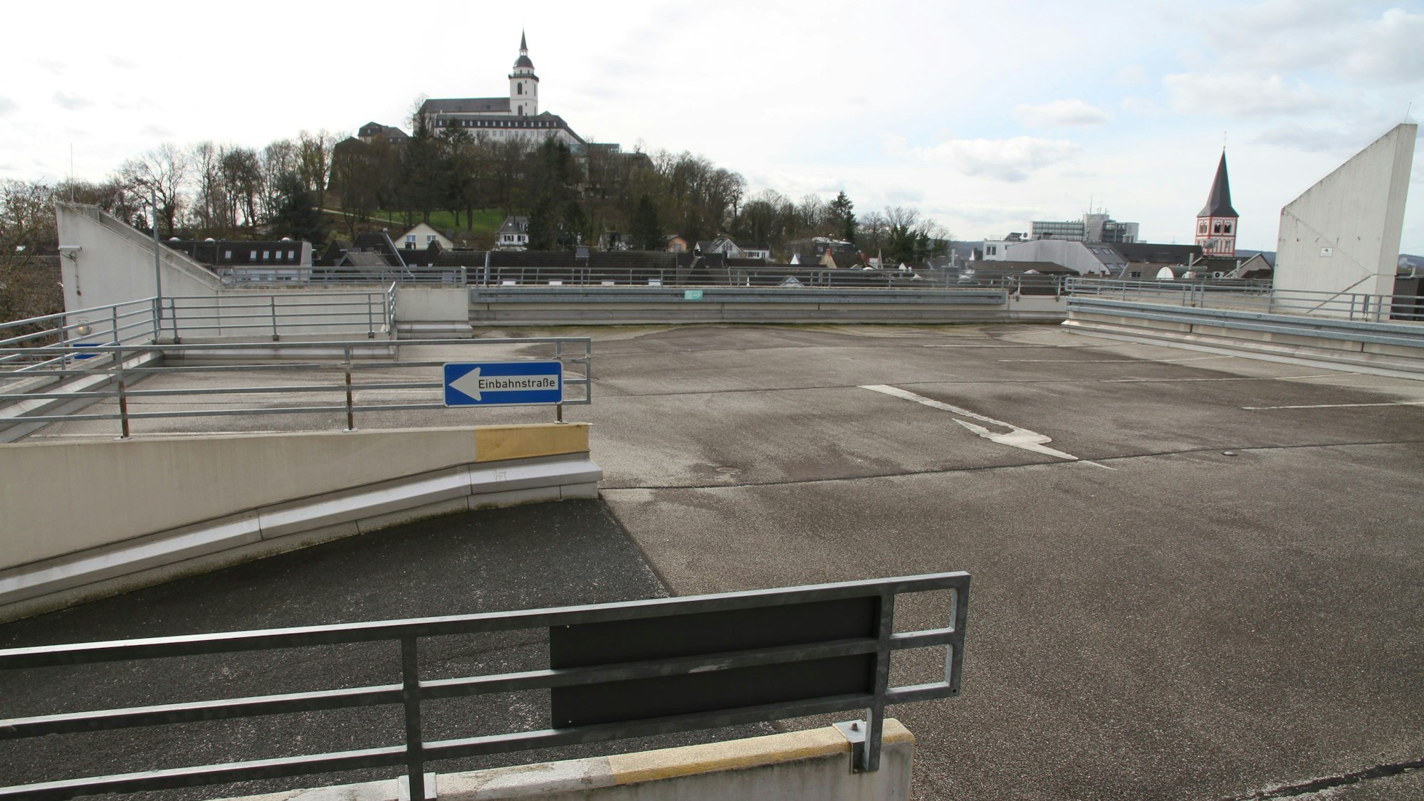 Das oberste Parkdeck eines Parkhauses