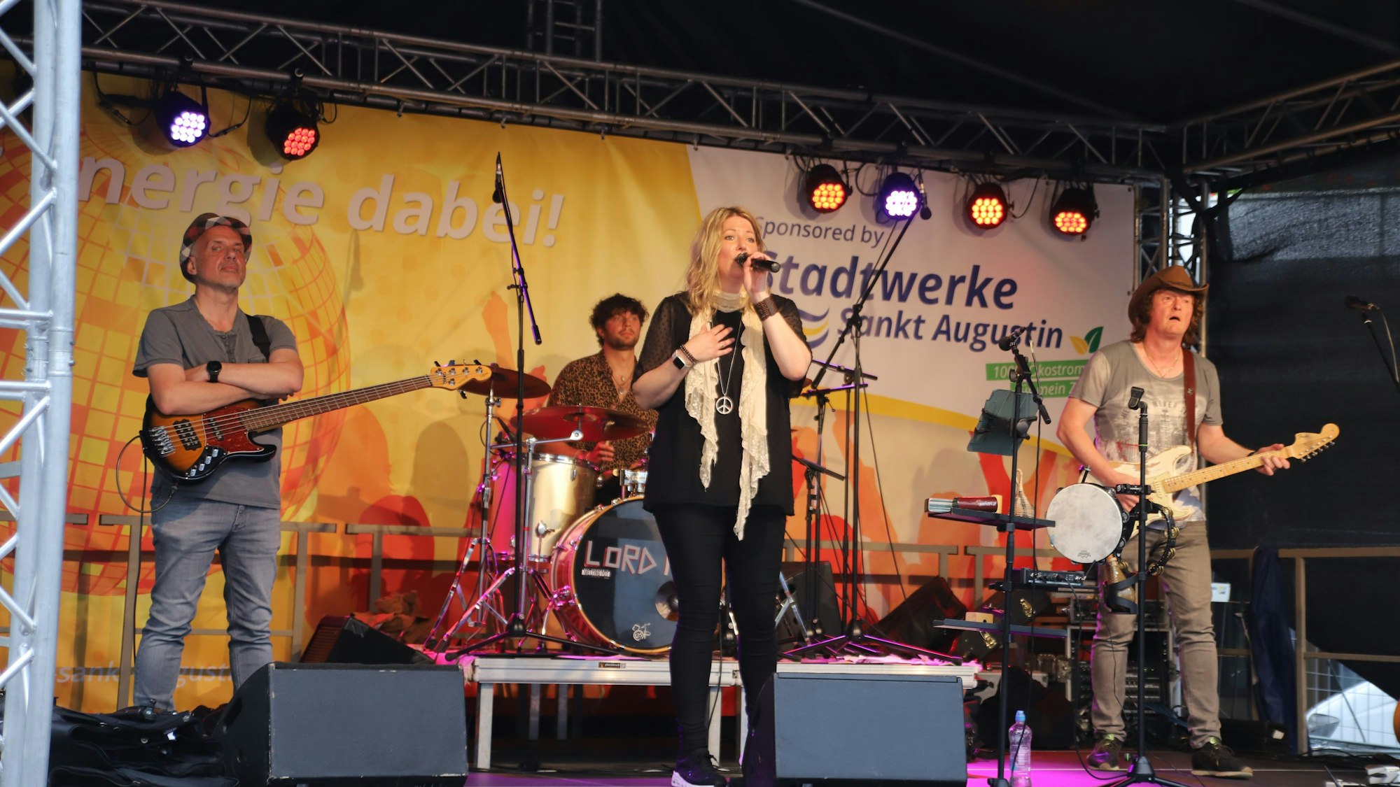 Die vier Musiker von „Jack is back“ stehen auf der Bühne und spielen ihre Titel.