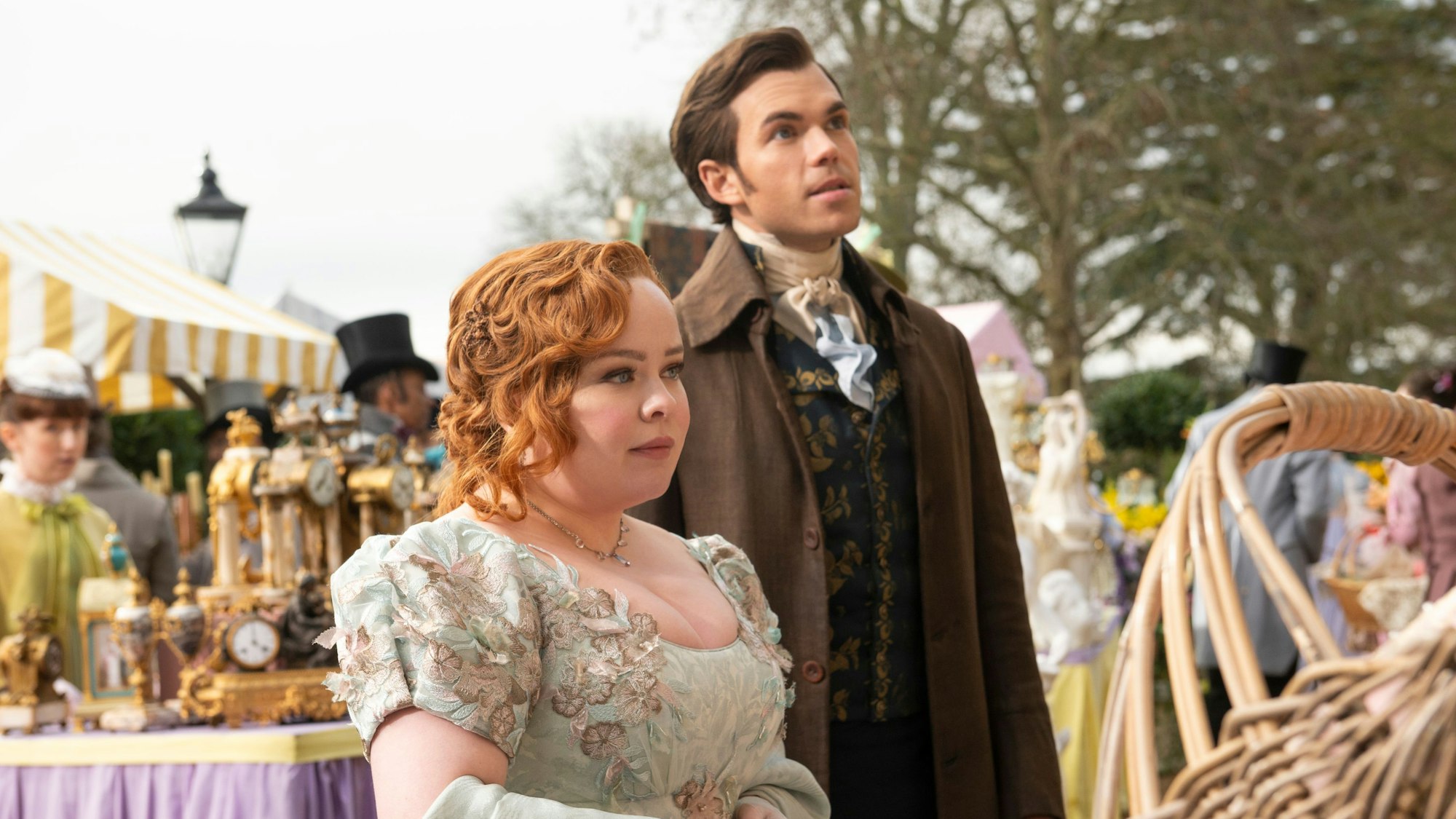 Nicola Coughlan als Penelope Featherington und Luke Newton als Colin Bridgerton.