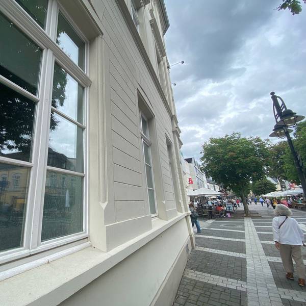 Zu sehen ist eines der Fenster des historischen Rathausbaus.
