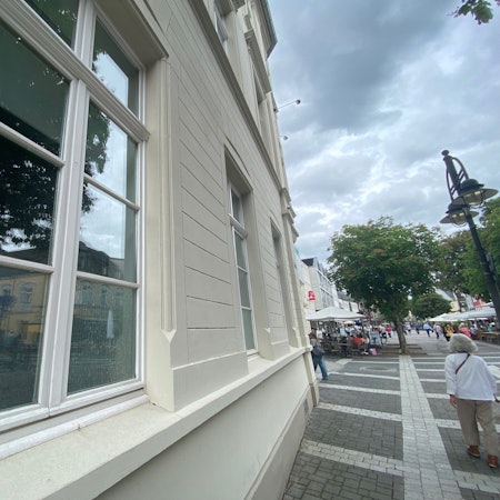 Zu sehen ist eines der Fenster des historischen Rathausbaus.