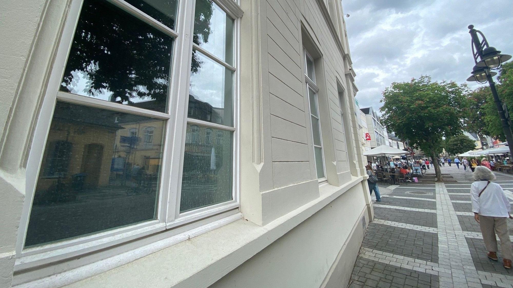 Zu sehen ist eines der Fenster des historischen Rathausbaus.
