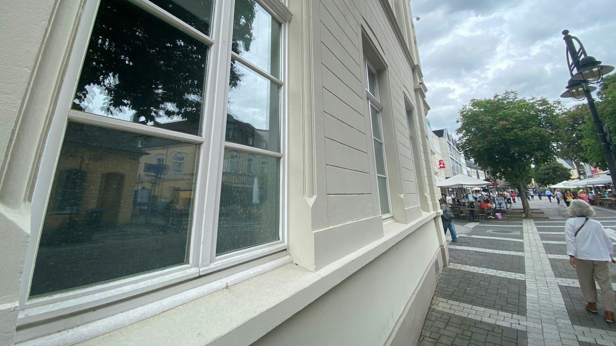 Zu sehen ist eines der Fenster des historischen Rathausbaus.