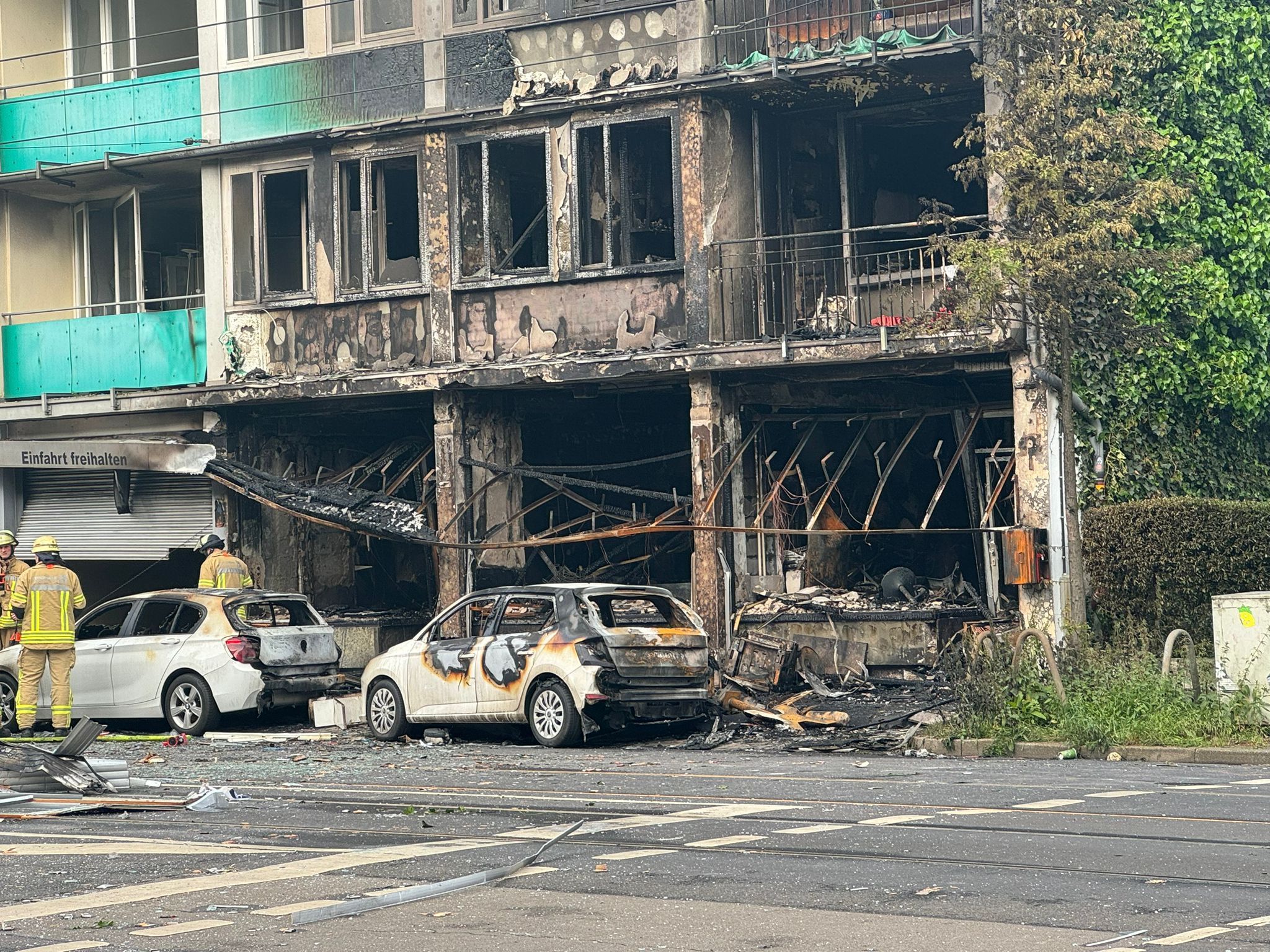 Bei einer Explosion und einem anschließenden Brand in einem Kiosk in Düsseldorf sind drei Menschen getötet worden. Zwei weitere Menschen wurden lebensgefährlich verletzt.