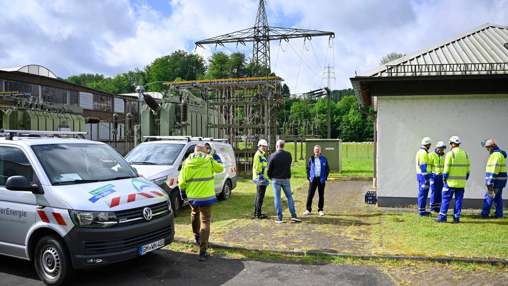 Arbeiter der Aggerenergie vor dem Umspannwerk.