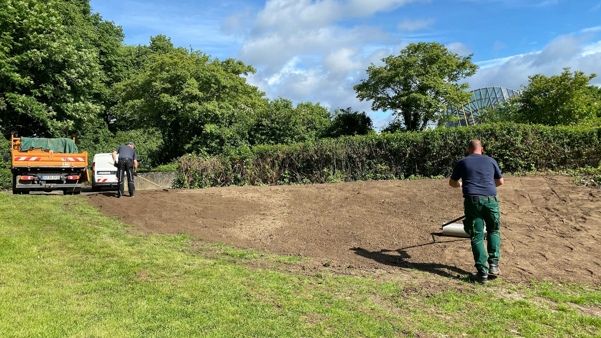 Gartenarbeiten auf dem Gelände des Hallenfreizeitbades.