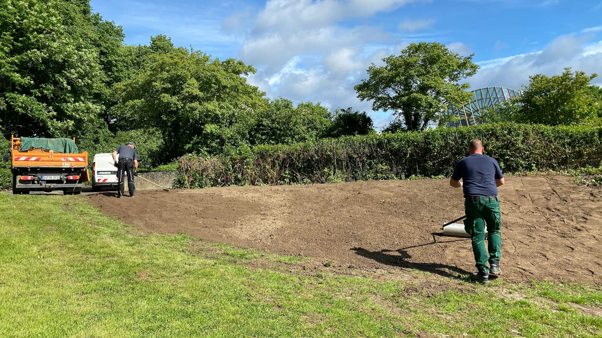 Gartenarbeiten auf dem Gelände des Hallenfreizeitbades.