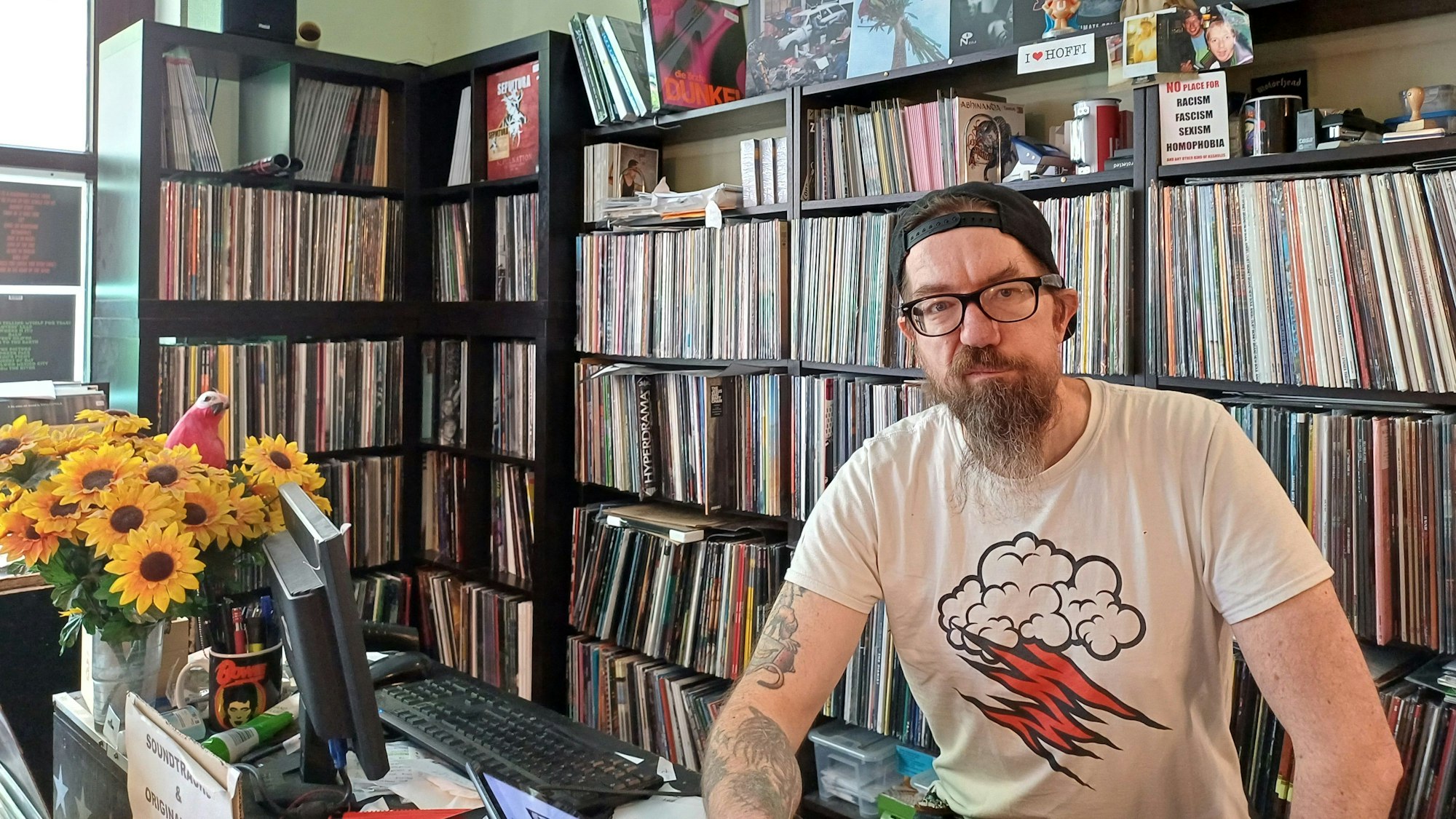 André „Friese“ Böhle begrüßt im kleinen Plattenladen Underdog Plattenfans aus aller Welt – der Laden bietet über 10.000 Schallplatten