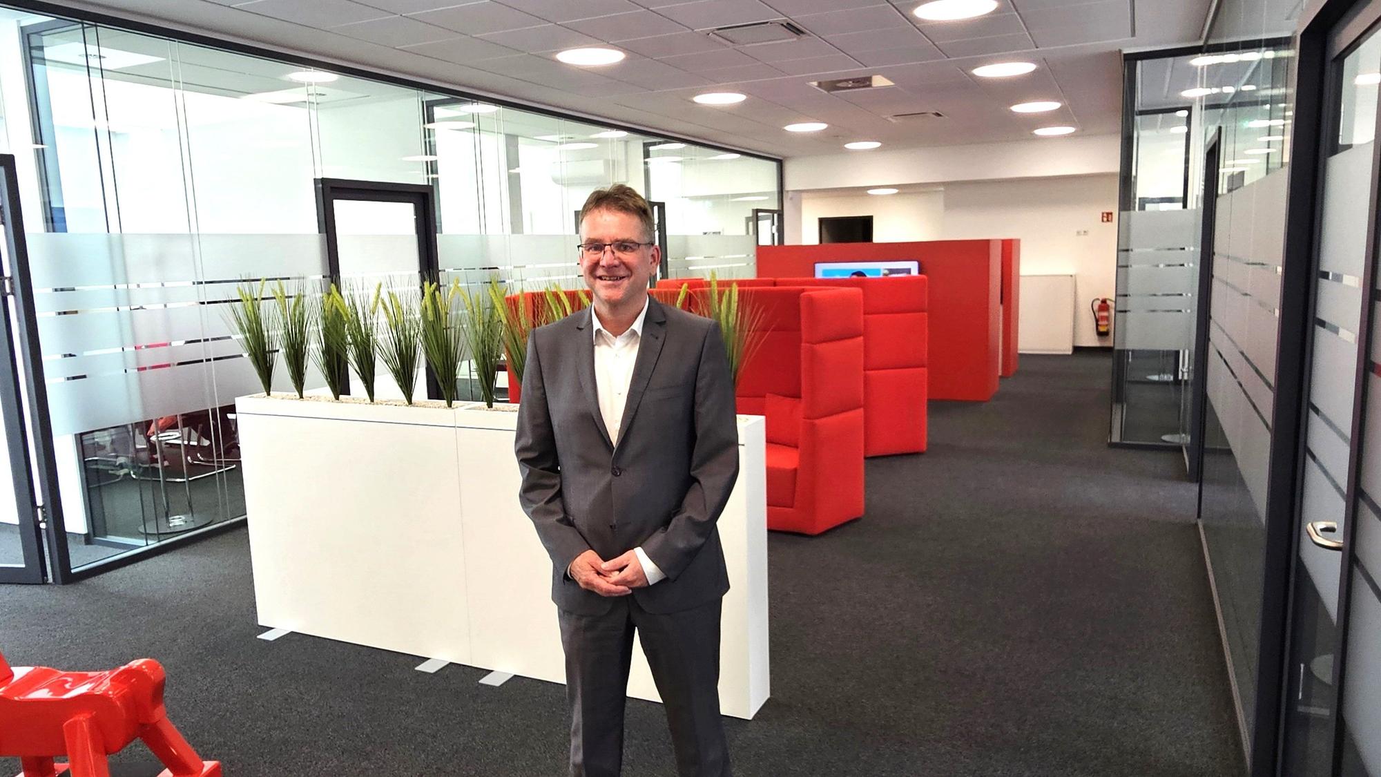 Andres Gier steht in dem neuen Beratungscenter.
