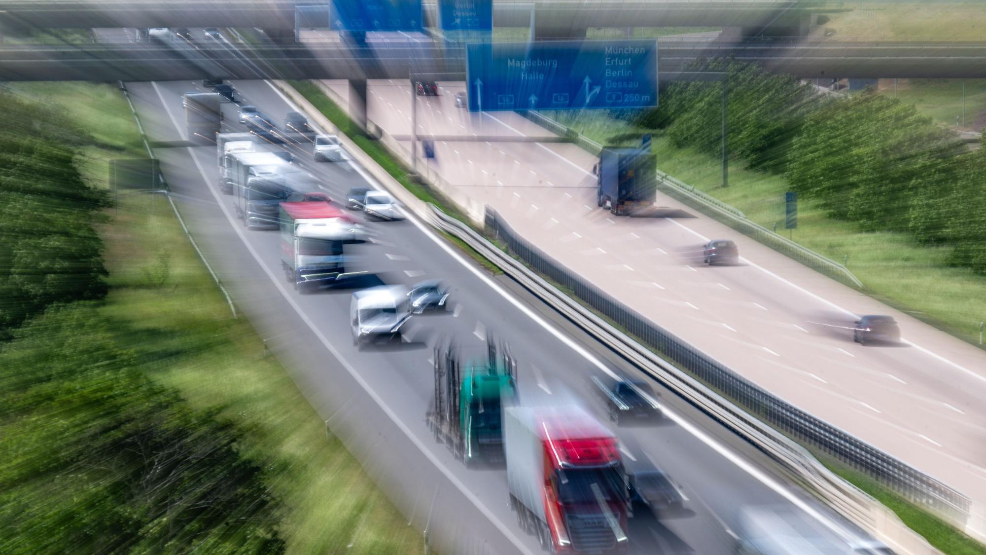 Es ist ein Blick auf die A14 am Schkeuditzer Kreuz bei Leipzig zu sehen.