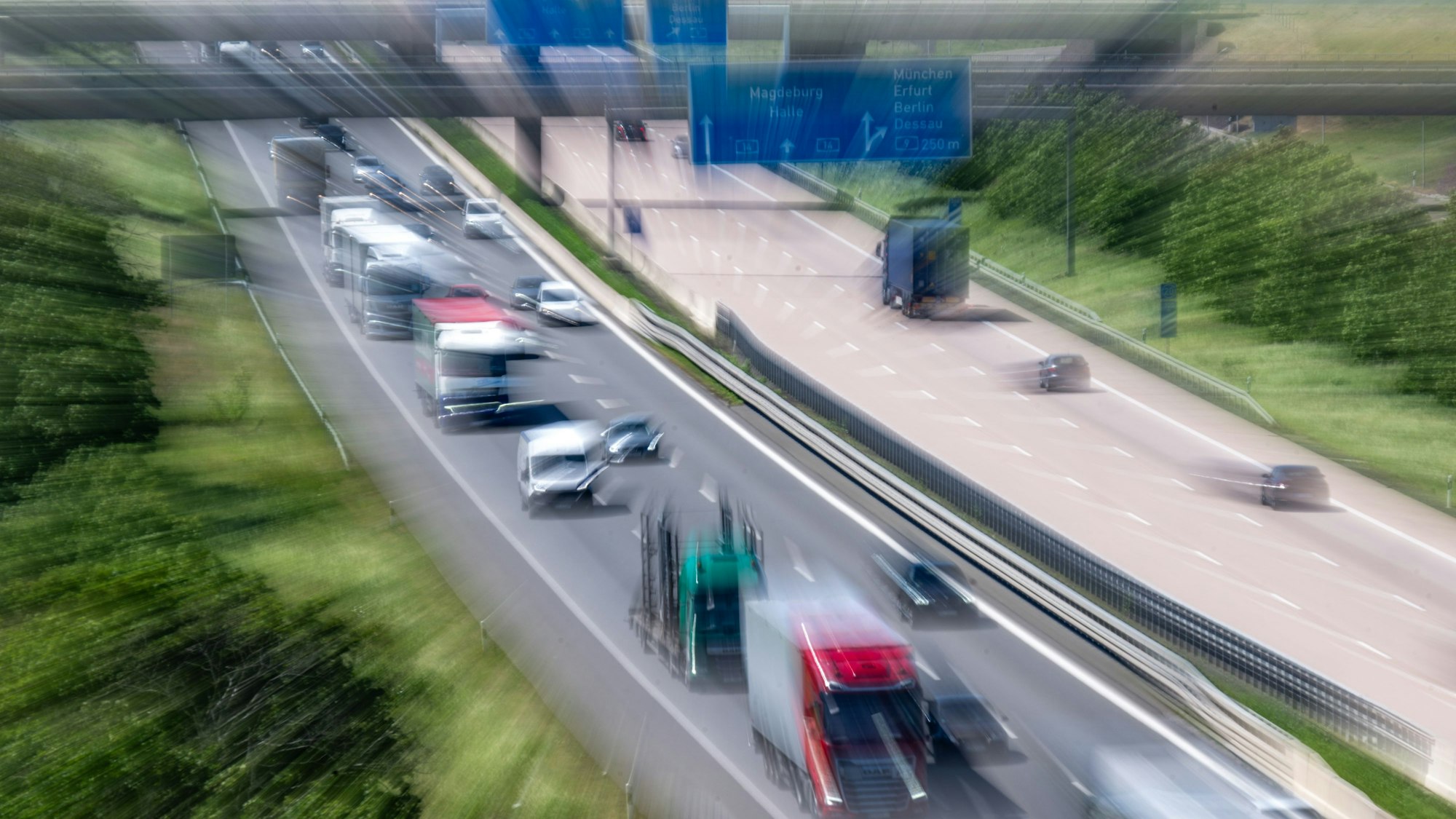 Es ist ein Blick auf die A14 am Schkeuditzer Kreuz bei Leipzig zu sehen.