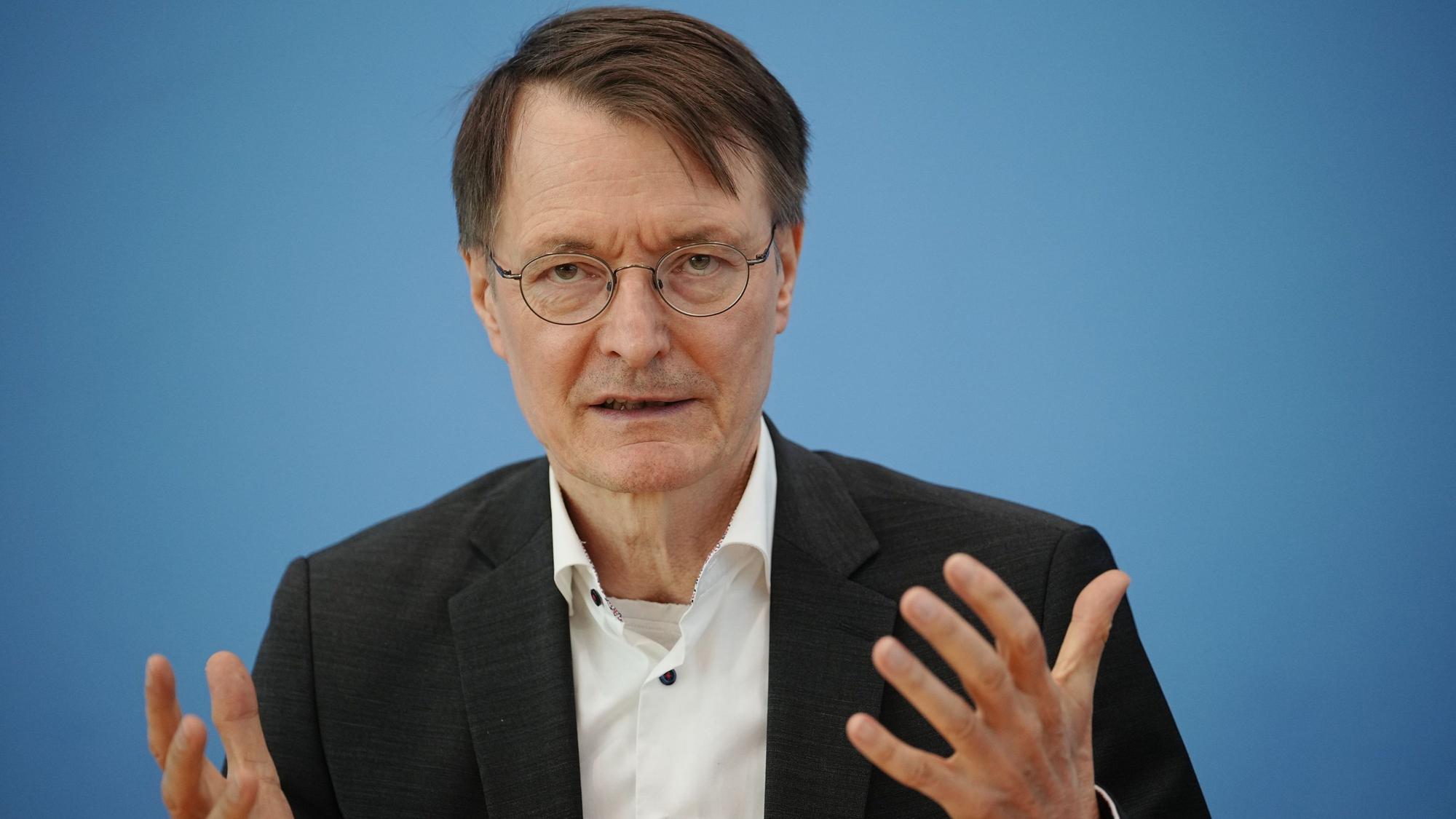 Es ist Karl Lauterbach (SPD), Bundesminister für Gesundheit, zu sehen.