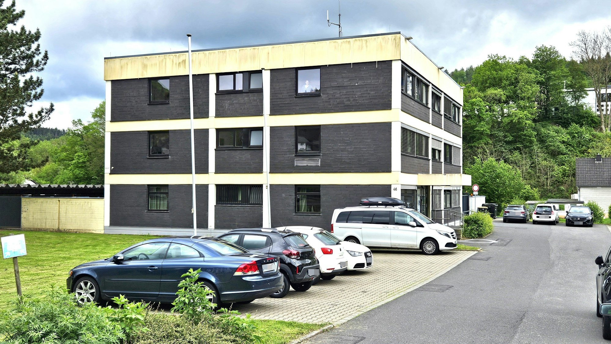 Überwiegend schwarz mit ein wenig gelb ist die Fassade der Polizeiwache Schleiden gestaltet.