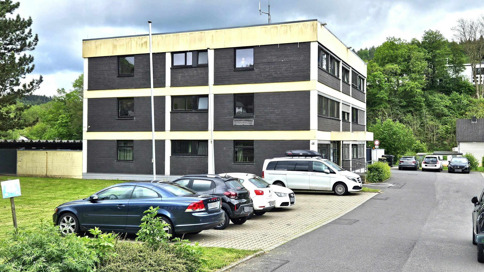 Das Bild zeigt eine Außenansicht der aktuellen Polizeiwache in Schleiden.