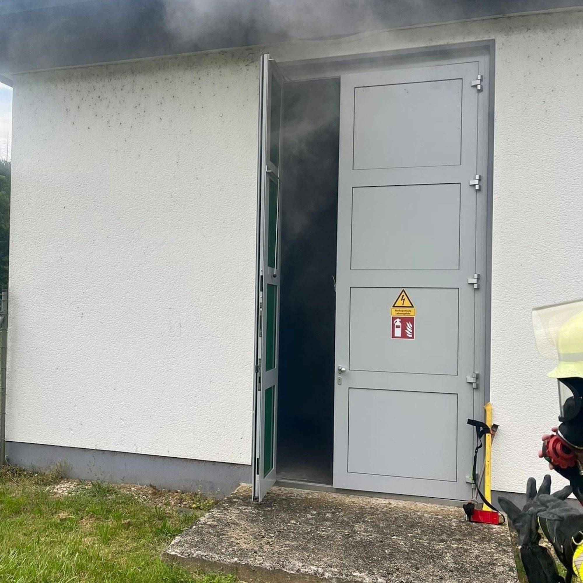 Die Druckwelle der Verpuffung hat die Tür der Trafostation auffliegen lassen.