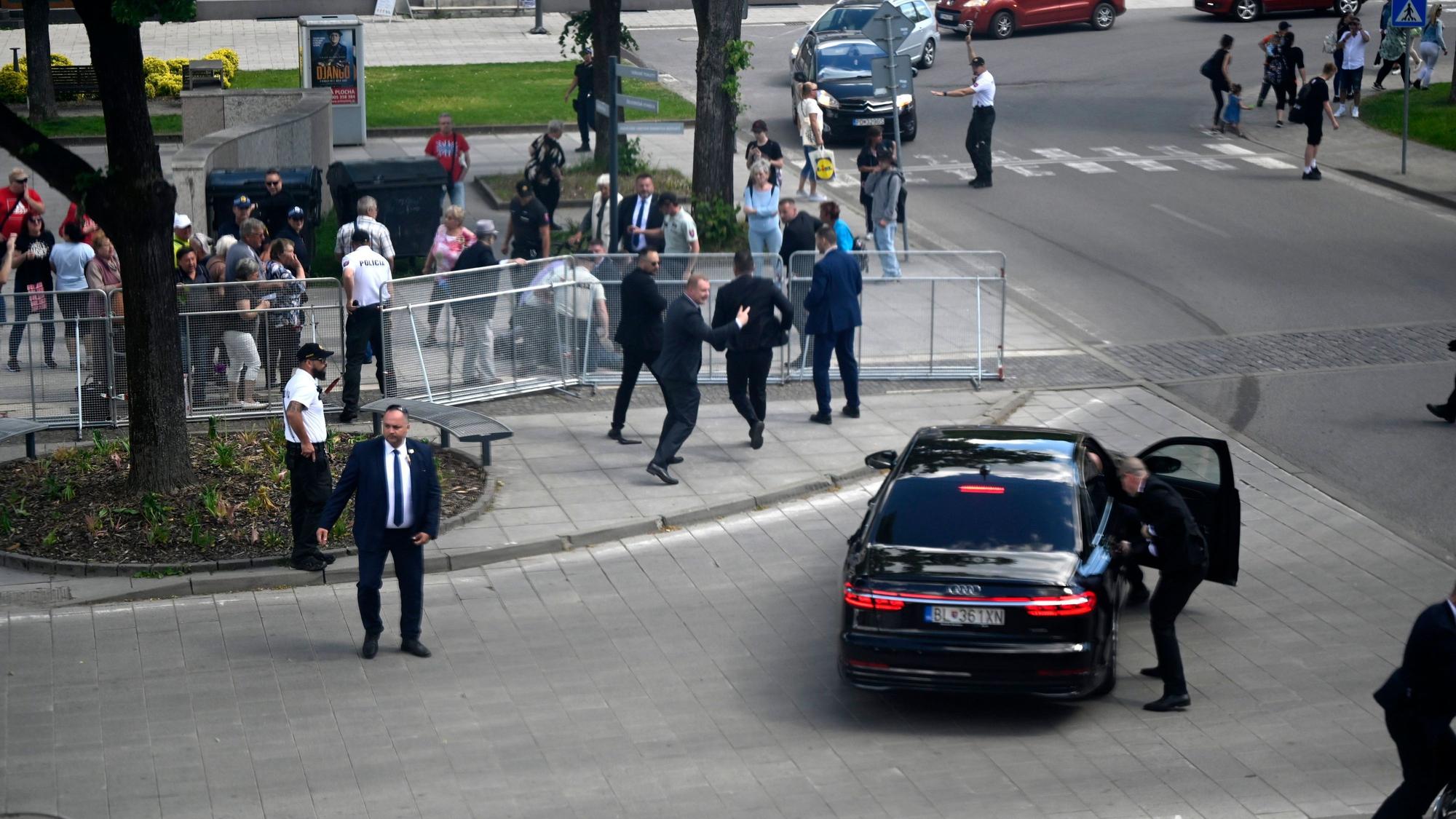 Leibwächter bringen den slowakischen Ministerpräsidenten Robert Fico in einem Auto vom Ort des Geschehens in Sicherheit. Fico war nach einer Kabinettssitzung in der Stadt Handlova angeschossen und verletzt worden.