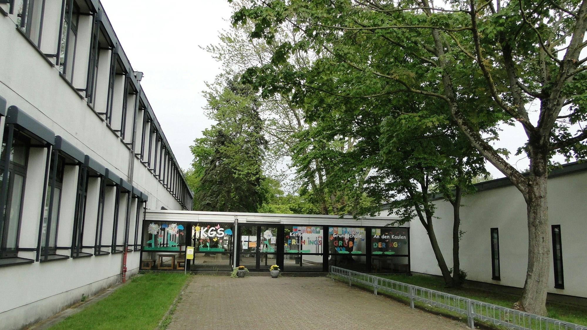 Wenn die Katholische Grundschule An den Kaulen ein neues Gebäude erhellt, soll die Gemeinschaftsgrundschule ihren Gebäudeteil übernehmen können.