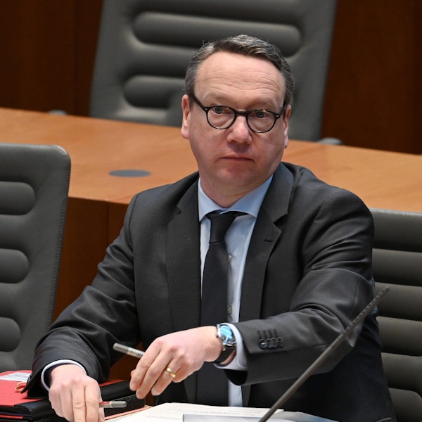 Benjamin Limbach, Minister der Justiz des Landes Nordrhein-Westfalen (Grüne), sitzt bei einer Plenarsitzung Landtag NRW. (Archivbild)