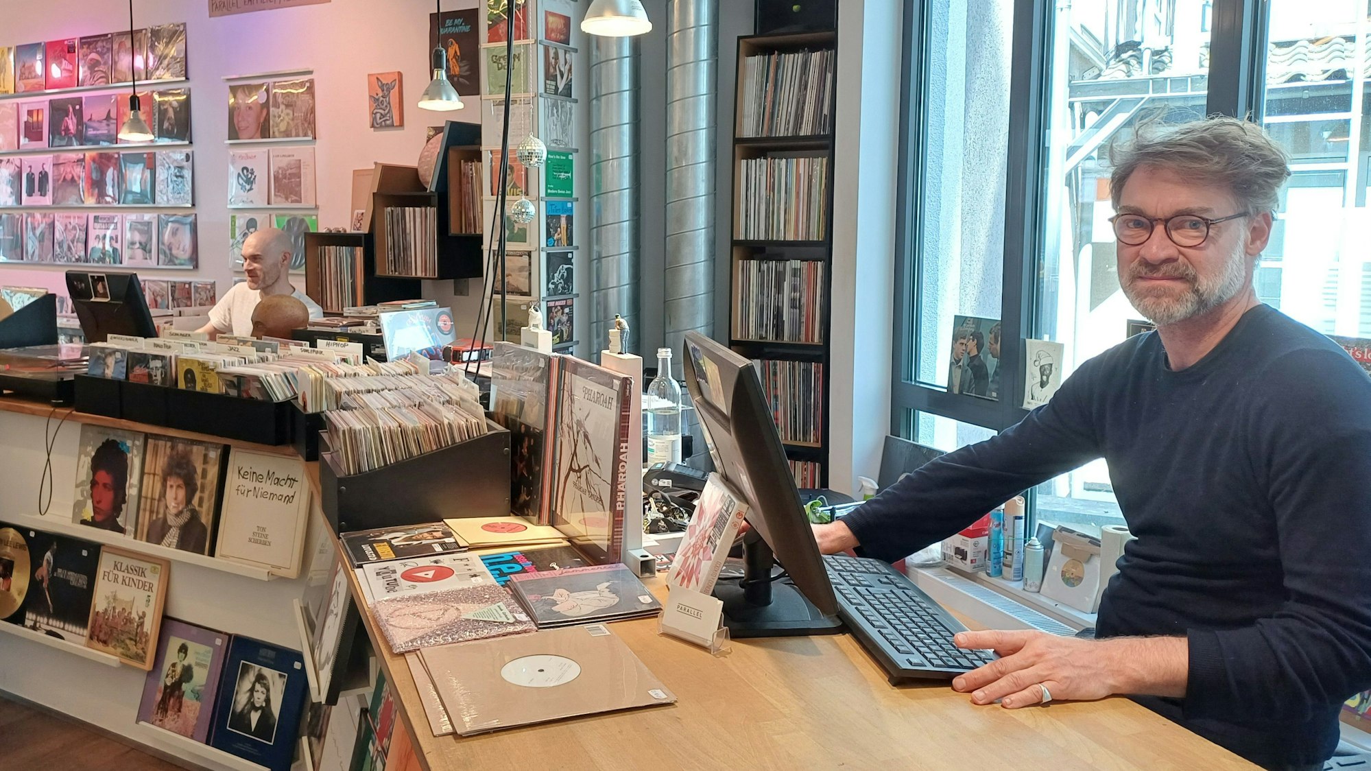 Mark Sommer, Teilhaber von „Parallel Schallplatten“ im Belgischen Viertel, kann mit einem riesigen Fundus an Schallplatten aufwarten.