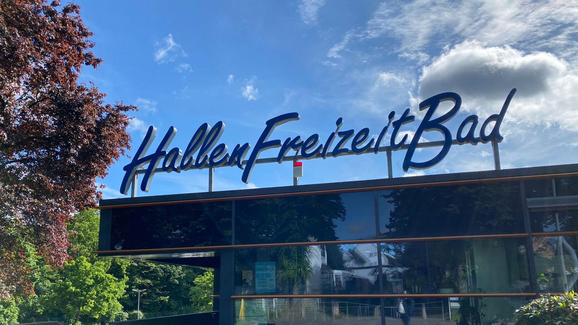 Das Hallenfreizeitbad in Bornheim von außen.