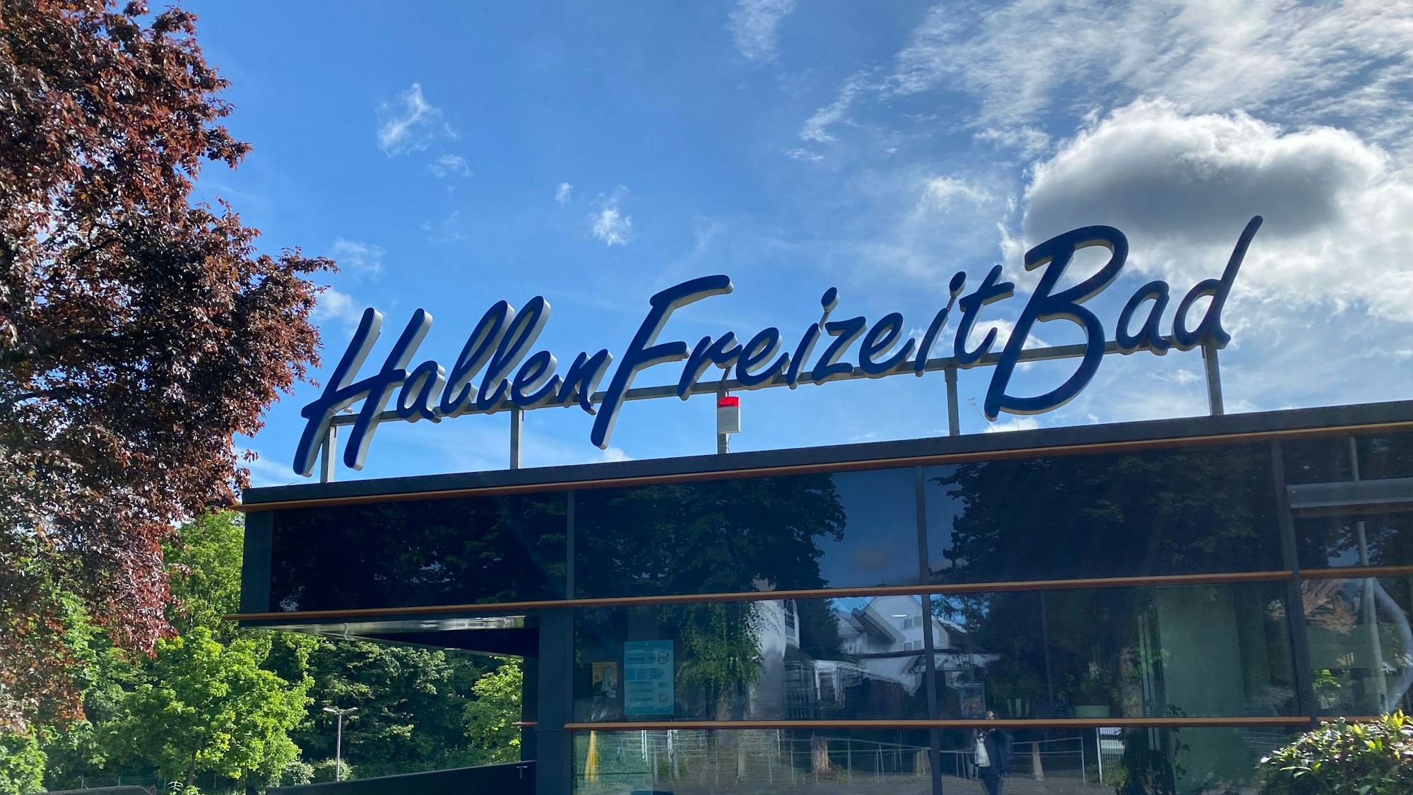Das Hallenfreizeitbad in Bornheim von außen.